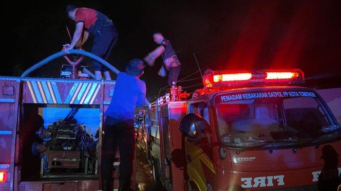 KEBAKARAN: Kebakaran RM Heng Mien Jl. Manado-Tomohon, Tinoor, Kecamatan Tomohon Utara, Kota Tomohon, Sulut. Enam unit mobil pemadam kebakaran dikerahkan di lokasi kejadian, Jumat (30/1/2025). Hingga saat ini, pihak Damkar Tomohon masih berada di lokasi kebakaran.