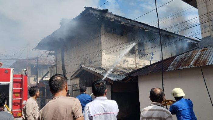 Kebakaran di Asrama Polisi Sario Kota Manado Sulawesi Utara, Rabu (22/11/2023)