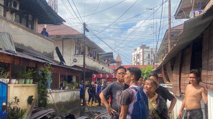 Kebakaran di Asrama Polisi Sario Kota Manado Sulawesi Utara, Rabu (22/11/2023)