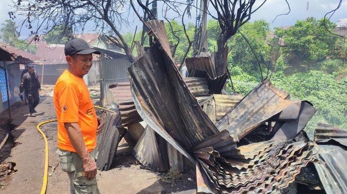Kebakaran satu gudang di Lingkungan 7 Kelurahan Banjer, Kecamatan Tikala, Kota Manado, Sulawesi Utara.