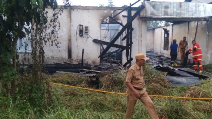 TERBAKAR: Satu rumah kosong yang berada di jalan raya Politeknik, Lingkungan 10, Kelurahan Buha, Kecamatan Mapanget, terbakar, Selasa 25 Februari 2025.