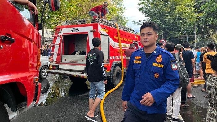 KEBAKARAN - Kebakaran terjadi di Kecamatan Sario, Kota Manado, Sulawesi Utara (Sulut), Jumat (4/7/2025), sore. Petugas damkar dapat apresiasi masyarakat.