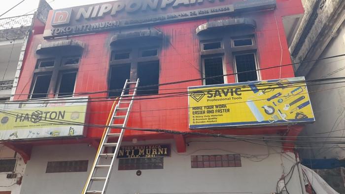 KEBAKARAN: Kebakaran terjadi di Kelurahan Calaca, kota Manado, Provinsi Sulawesi Utara (Sulut), Kamis (17/7/2025) sekira pukul 06.20 Wita. Toko besi dan kaca Inti Murni dilalap api.
