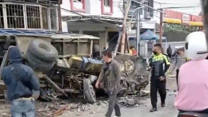 Kecelakaan dialami sebuah truk. Truk tersebut kecelakaan seusai menabrak tiang hingga terguling dan menabrak sebuah bangunan di depan toko suku cadang motor Centro Motor Bawen, Jalan Soekarno-Hatta, Bawen, Kabupaten Semarang pada Kamis (13/7/2023) pagi.
