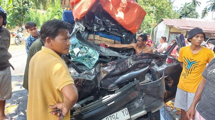 RINGSEK: Kecelakaan lalu lintas (Lakalantas) terjadi di Desa Domisil, Kecamatan Sang Tombolang, Kabupaten Bolaang Mongondow (Bolmong), Sulawesi Utara (Sulut), Senin (19/5/2025). Kondisi mobil nampak ringsek.