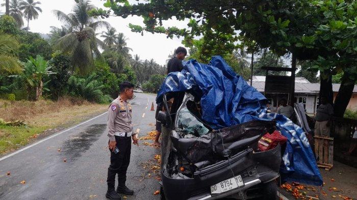 KECELAKAAN DI BOLMONG - Mobil pick-up yang terlibat kecelakaan lalu lintas di Desa Domisil, Kecamatan Sang Tombolang, Kabupaten Bolaang Mongondow (Bolmong), Sulawesi Utara (Sulut), Senin (19/5/2025). Dua orang mengalami luka dalam kejadian ini.