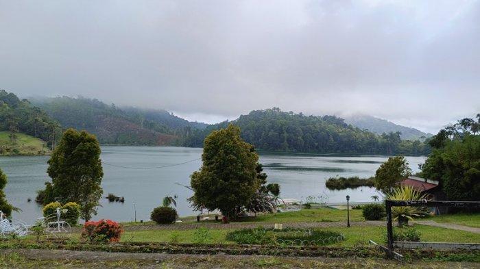 Goba Molunow berlokasi di Jalan Ratahan-Kotamobagu, Moat, Kecamatan Modayag, Kabupaten Bolaang Mongondow Timur, Sulawesi Utara.