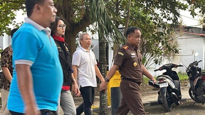 Kejaksaan Negeri Bitung saat melakukan penggeledah kantor DPRD Bitung Sulawesi Utara.
