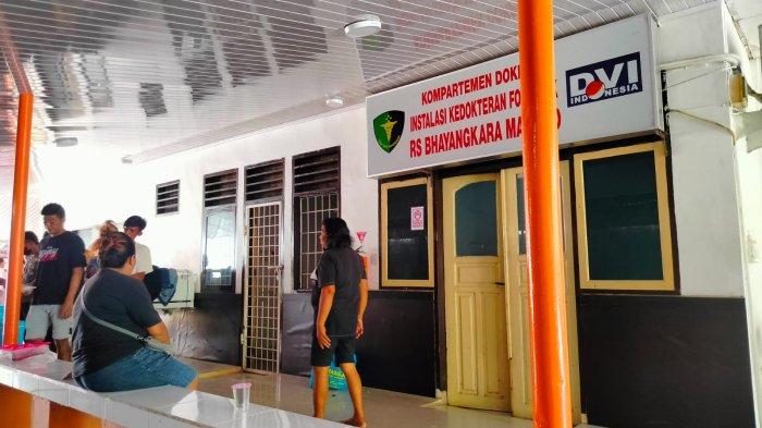Keluarga korban pembunuhan saat menunggu jenazah di RS Bhayangkara Manado.