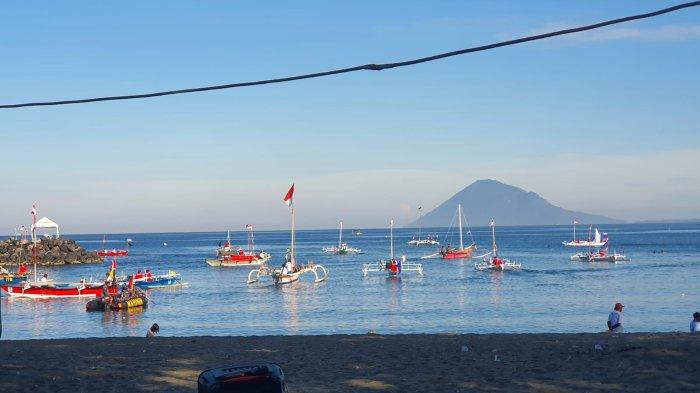 Kemendikbudristek RI bekerja sama dengan TNI Angkatan Laut menggelar lomba perahu layar di Manado, Sulawesi Utara, Sabtu (23/9/2023).