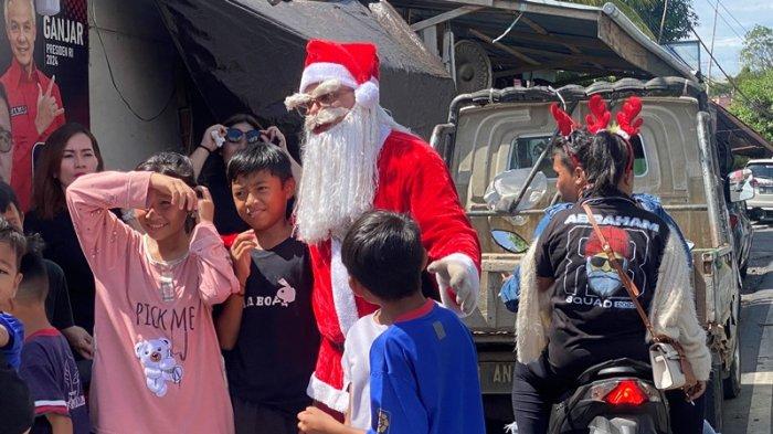 Kemeriahan konvoi Santa Claus di Manado Menjelang Natal 2023 pada Sabtu (9/12/2023). (tribunmanado.co.id/Wendia Putra Paputungan).
