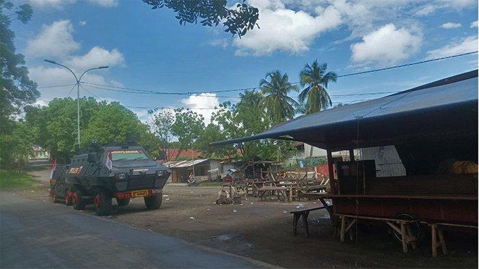 Kendaraan Taktis Brimob Polda Sulut masih berada di Kota Bitung, Minggu 26 November 2023. (Tribunmanado.co.id/Christian Wayongkere)