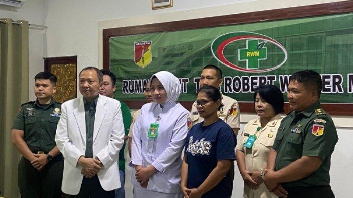 Kepala RS Tingkat II Walter Monginsidi, Kolonel Ckm dr M Wicaksono, saat memberikan keterangan kepada awak media