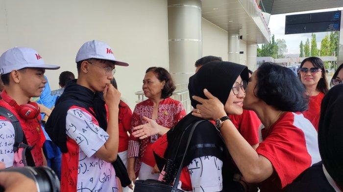 Kepala Sekolah Menengah Atas (SMA) 7 Negeri Manado, Willem Rawung bersama keluarga masing-masing menyambut kedatang 6 siswa di Bandara Sam Ratulangi Manado, Jumat(18/8/2023).