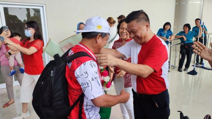 Kepala Sekolah Menengah Atas (SMA) 7 Negeri Manado, Willem Rawung bersama keluarga masing-masing menyambut kedatang 6 siswa di Bandara Sam Ratulangi Manado, Jumat(18/8/2023).