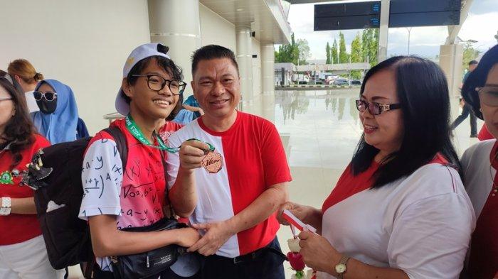 Kepala Sekolah Menengah Atas (SMA) 7 Negeri Manado, Willem Rawung bersama keluarga masing-masing menyambut kedatang 6 siswa di Bandara Sam Ratulangi Manado, Jumat(18/8/2023).