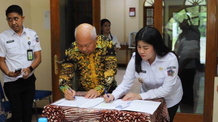 Bupati Kepulauan Sitaro Chyntia Inggrid Kalangit bersama Wakil Rektor Bidang Penelitian dan Kerja sama Unika De La Salle, Prof Dr Jozef R Raco MSc mewakili Rektor Prof Dr Johanis Ohoitimur menandatangani dokumen kerja sama di Kampus Unika De La Salle, Kombos, Manado, pada Rabu (28/5/2025).