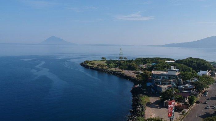 Potret Teluk Manado, Sulawesi Utara, dari udara, Rabu (28/6/2023).