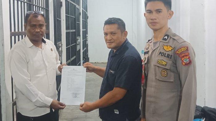 Ketua Bawaslu Bolmut berinisial AM ketika ditahan Polres Bolmut, Provinsi Sulawesi Utara.