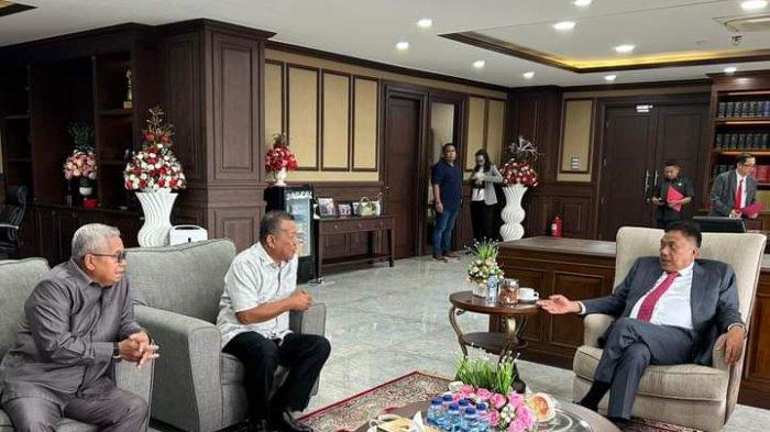 Ketua DPC PDIP Bolmut Amin Lasena dan Ketua DPW PPP Bolmut Depri Pontoh ketemu Ketua DPD PDIP Sulut Olly Dondokambey, Senin (1/7/2024).