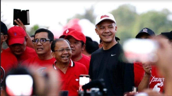 Ketua DPD PDI Perjuangan (PDIP) Bali yang juga Gubernur Bali I Wayan Koster bersama bakal calon presiden (Bacapres) Ganjar Pranowo saat jalan sehat di Denpasar, Bali, Sabtu (17/6/2023). Usai blusukan ke Pasar Anyar Bahari dan Pasar Warakas, serta berbincang dengan pedagang, Ganjar tiba-tiba menelepon Pj Gubernur DKI Heru Budi. Lantaran Heru sedang ada agenda, Ganjar kemudian menelepon Sekda DKI Joko Agus Setyono.