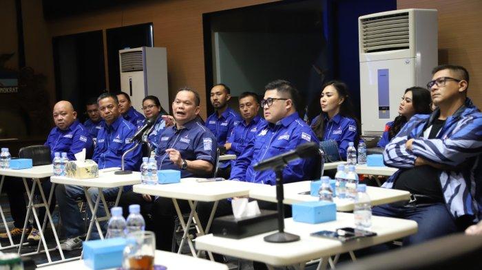 Ketua DPD Partai Demokrat Sulawesi Utara, Elly Lasut didampingi jajaran pengurus memaparkan kesiapan PD Sulut menghadapi Pilkada.