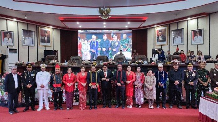 Ketua DPRD Manado Aaltje Dondokambey memimpin rapat paripurna dalam memperingati HUT ke-400, di Ruang serbaguna kantor dewan,