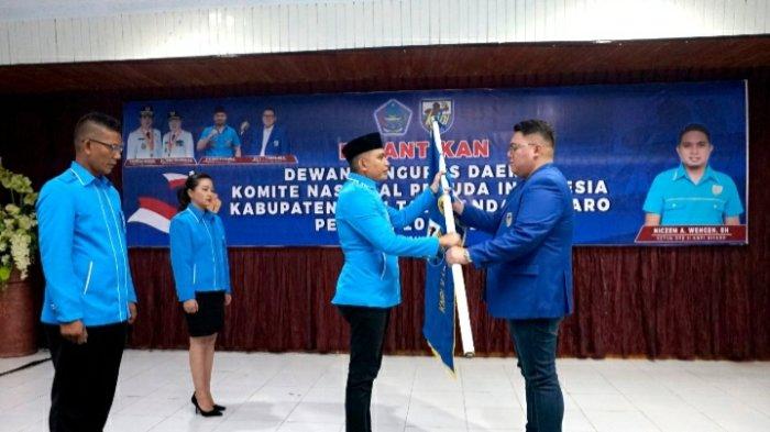 Ketua KNPI Sulawesi Utara Rio Dondokambey menyerahkan petaka KNPI kepada Ketua KNPI Sitaro, Niczem Wengen