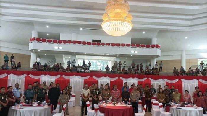 Ketua KPK RI, Firli Bahuri, mengikuti Rapat Dengar Pendapat Program Pemberantasan Korupsi Terintegrasi bersama Pemprov Sulut dan Kepala Daerah se-Sulut di Kantor Pemprov Sulawesi Utara di Jalan 17 Agustus, Wanea, Manado, Kamis (27/7/2023).