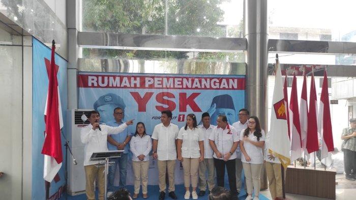 Ketua Partai Gerindra Sulawesi Utara, Yulius Selvanus berbicara dalam syukuran Rumah Pemenangan YSK di Manado, Rabu (17/7/2024).
