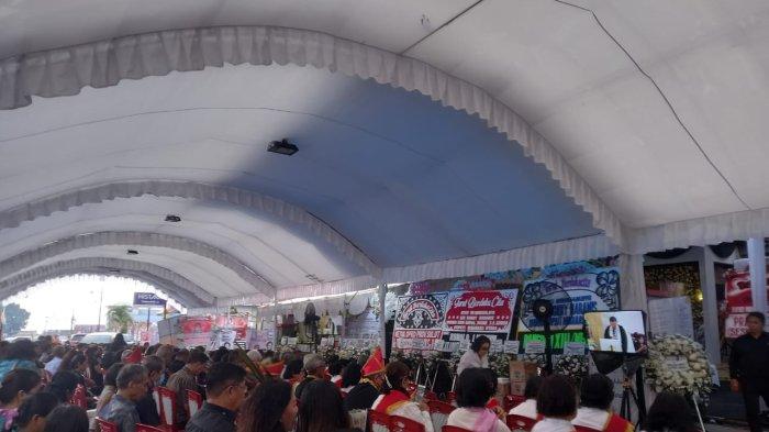 Suasana ibadah pemakaman Vonny Maramis, ibunda Bupati Minahasa Utara, Joune Ganda, di rumah duka yang terletak di Desa Kaima, Kauditan, Minahasa Utara (Minut), Sulawesi Utara, Minggu (10/9/2023).