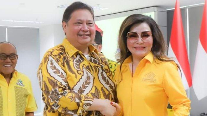 Ketua Umum Partai Golkar Airlangga Hartarto memberikan surat penugasan sebagai bakal calon kepala daerah kepada Tetty Paruntu, Selasa (21/11/2023) di Kantor DPP Partai Golkar, Jakarta.