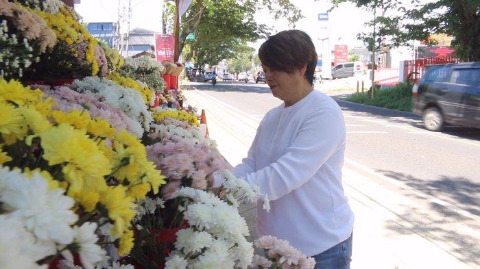Kios Bunga Segar Cinta Florist di pinggir Jalan Sam Ratulangi, Kelurahan Winangun Dua, Kecamatan Malalayang, Manado, Sulawesi Utara, Rabu (8/5/2024).