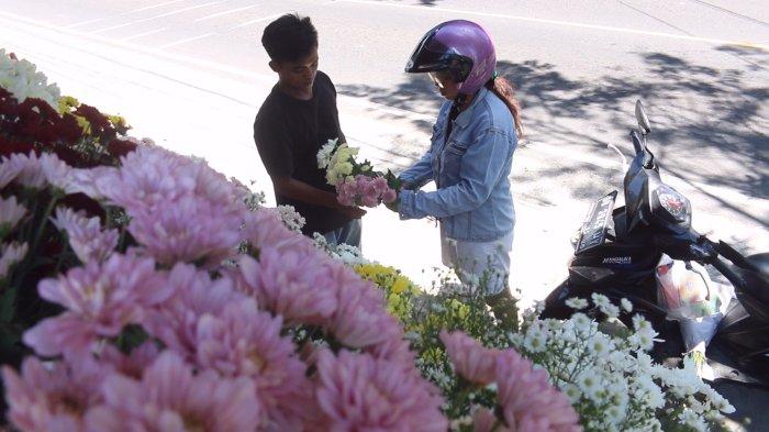 Kios Bunga Segar Cinta Florist di pinggir Jalan Sam Ratulangi, Kelurahan Winangun Dua, Kecamatan Malalayang, Manado, Sulawesi Utara, Rabu (8/5/2024).