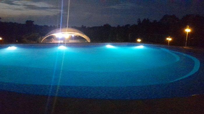 TEMPAT WISATA - Keindahan Pasar Wisata Tongkaina Manado Sulut, Ada Kolam Tempat Nonton Pertunjukaan Budaya. Suasana Pasar Wisata Tongkaina di Kota Manado, Provinsi Sulut. Mulai dijual ke turis asing pada Sabtu (11/5/2025) malam. Tempat wisata ini didatangi 90 an turis Tiongkok dari Kota Shanghai.