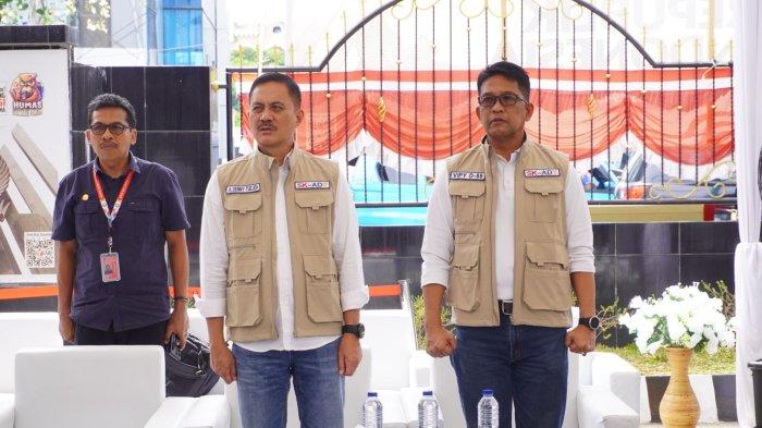 Kolonel (Purn) Vipy Amuranto (kanan)