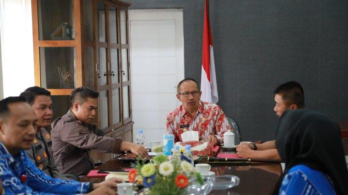 Pj Wali Kota Kotamobagu pimpin rapat bersama Forkopimda Kotamobagu di ruang kerja wali kota, Kamis (12/10/2023).