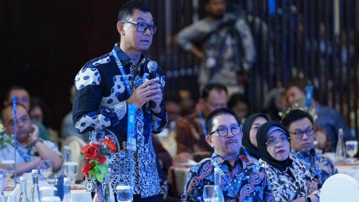 Direktur Utama PLN Darmawan Prasodjo saat menyampaikan sambutan dalam sesi diskusi panel Menteri pada acara Kompas100 CEO Forum Powered by PLN, di Balikpapan, Rabu (01/11). Dirinya menegaskan komitmen PLN untuk mendorong ekosistem yang kondusif, sehingga produktivitas para pelaku usaha di Indonesia makin meningkat dalam menuju visi Indonesia emas 2045.