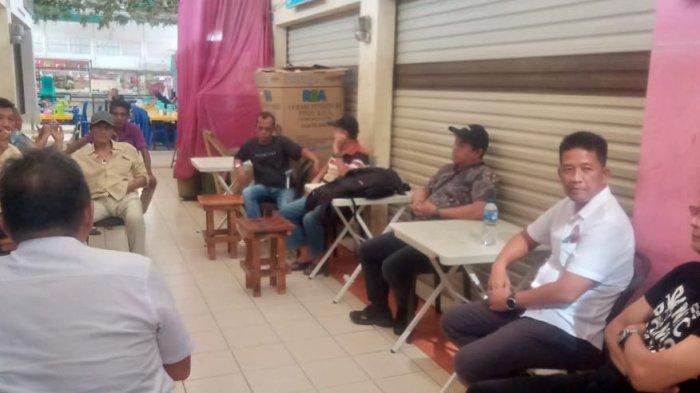 Komunitas Paguyuban Pasar Segar Paal dua Manado diskusi dengan Kolonel (purn) Vipi Amuranto Kaunang, didampingi Hernie Rambet sebagai sekjen PSR.
