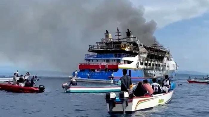 TERBAKAR - Kondisi KM Barcelona 5 pasca terbakar Minggu (20/7/2025).