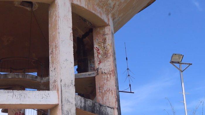 Kondisi bangungan bak air di puncak bukit Lingkungan Dua, Kelurahan Singkil Satu, Kecamatan Singkil, Kota Manado, Sulawesi Utara, Selasa (7/5/2024).