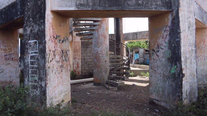 Kondisi bangungan bak air di puncak bukit Lingkungan Dua, Kelurahan Singkil Satu, Kecamatan Singkil, Kota Manado, Sulawesi Utara, Selasa (7/5/2024).