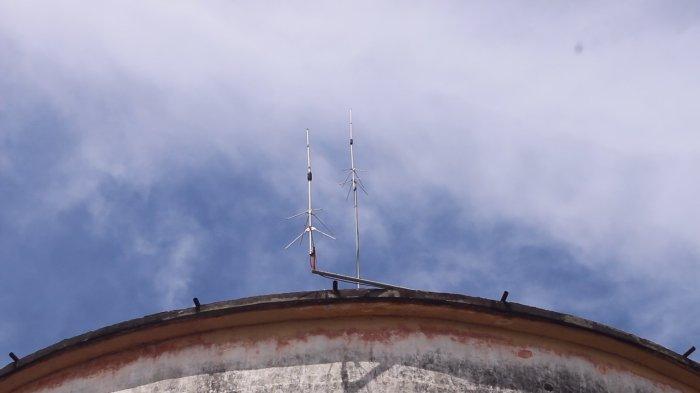 Kondisi bangungan bak air di puncak bukit Lingkungan Dua, Kelurahan Singkil Satu, Kecamatan Singkil, Kota Manado, Sulawesi Utara, Selasa (7/5/2024).