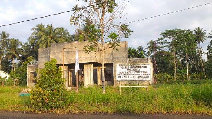 MANGKRAK: Kondisi dua bangunan Polsek Kotamobagu Selatan yang masih jauh dari kata rampung, Kamis (12/6/2025).
