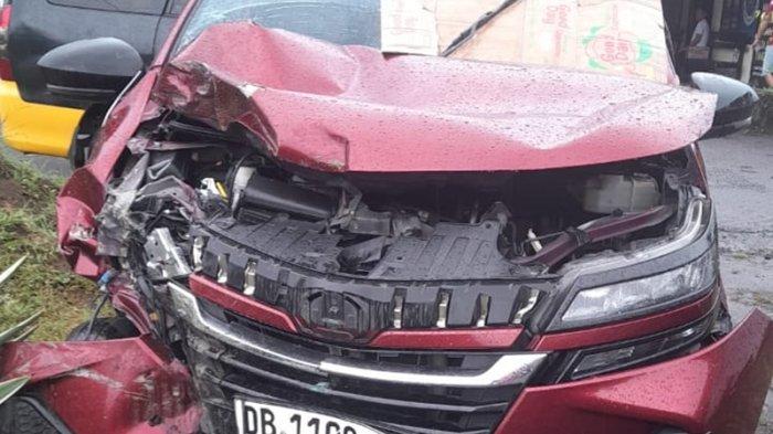 KECELAKAAN - Kondisi mobil xenia alami kerusakan di bagian depan setelah alami kecelakaan di Jalan Trans Sulawesi, Desa Ranowangko, Kecamatan Tombariri, Kabupaten Minahasa, pada Rabu (21/5/2025). Pengemudi xenia melarikan diri setelah insiden, diduga pelaku doger