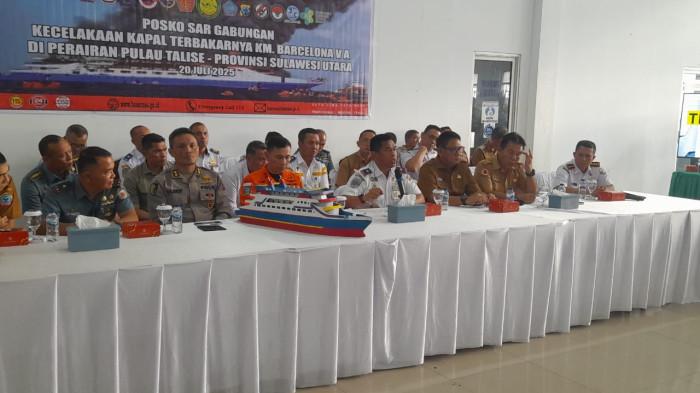 PENJELASAN - Konferensi Pers Posko SAR gabungan kebakaran KM Barcelona Manado, Senin (28/7/2025) di Terminal Pelabuhan Manado, Kota Manado, Sulut.