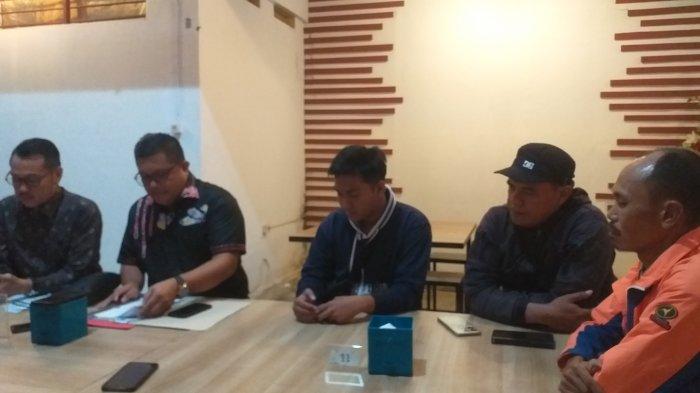 Konferensi pers PPK Likupang Barat atas tudingan kecurangan Pemilu 2024 di Cafe K'Mari, Manado, Sulawesi Utara, Senin (11/3/2024).