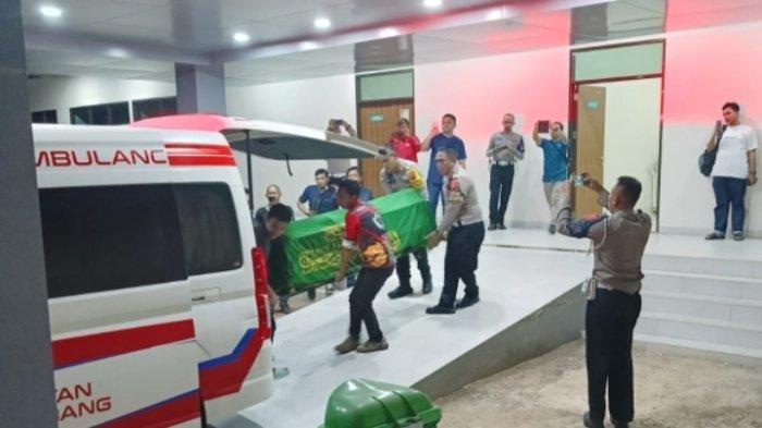 Korban meninggal dunia, Ketua DPC PPP Karanganyar Imron Supomo dibawa dengan ambulance menuju rumah duka di Karanganyar Jawa Tengah setelah kecelakaan di Tol Cipali wilayah Subang, Sabtu (11/11/2023).
