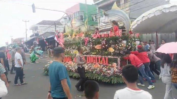 Kendaraan hias Pemkot Bitung, Sulawesi Utara, mogok saat parade TIFF 2024, Sabtu (10/8/2024).