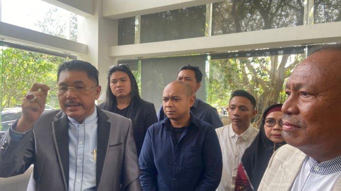 Kuasa Hukum Lilis Suryani, yaitu Santrawan Paparang dan Hanafi Saleh saat memberikan keterangan kepada awak media